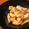 料理メニュー写真 ベーコンと玉ねぎのほくほくジャーマンポテト