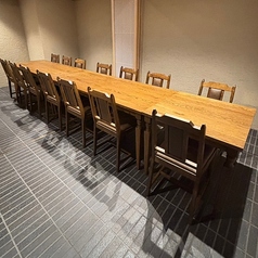 ◎周囲の視線も気にならず、プライベートな飲み会やお祝い、おしゃべりメインの女子会にもおすすめです。古民家バル 旧本藤邸で、至福の時間を過ごしませんか？おいしい料理と極上のひとときがご用意しています♪最大16名様まで完全個室でご案内可能です！