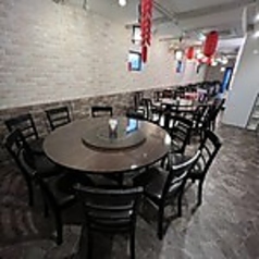 3階席には、円卓の10名様用テーブルが2つあり、大人数での集まりや特別なお祝い事に最適です。広々とした空間で、リラックスしてお食事を楽しめる環境をご用意しています。