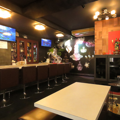 ソファー付きのテーブル席は8名様までご利用いただけます。ご友人や同僚とのグループ利用に便利です。お料理やお酒を楽しみながら、カラオケ歌い放題プランをご利用いただけます。各種宴会や打ち上げ、小規模なパーティーにご利用ください。