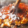 【鉄板付きお席】料理が目の前でどんどん仕上がる様子に期待感UP！初めて訪れる方でも、スタッフが丁寧に作るので安心して味わえます☆もちろん、自分で焼いて楽しむことも可能です。