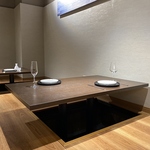 落ち着いた雰囲気でテーブル席の他、掘りごたつ席などを完備。優雅なひとときがお過ごしいただけます