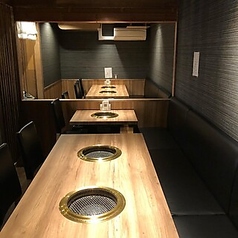 明るく開放的なお席です。広々としたテーブル席は、友人や家族との食事にぴったり。木の温もりを感じるデザインで、落ち着いた雰囲気が魅力。