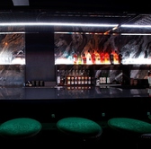 新宿三丁目駅スグにある、おしゃれな隠れ家SUSHIBAR。新宿三丁目駅から徒歩2分の場所に佇む当店。照明にこだわったおしゃれな雰囲気の空間に、カウンター席、半個室席をご用意。自由なスタイルでお気軽にお寿司をお楽しみいただけます。2軒目として軽くつまむバーとしての利用にも◎