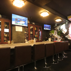 カウンター席は9席ございます。お一人様のご利用や、少人数での食事に最適です。桜本町駅・鶴里駅からのアクセスも便利で、仕事帰りや二次会利用にもおすすめです。絶品のまぜ麺など、各種メニューをゆったりとお楽しみいただけます。