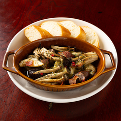 カキ貝と木の子のアヒージョ ～バケット添え～