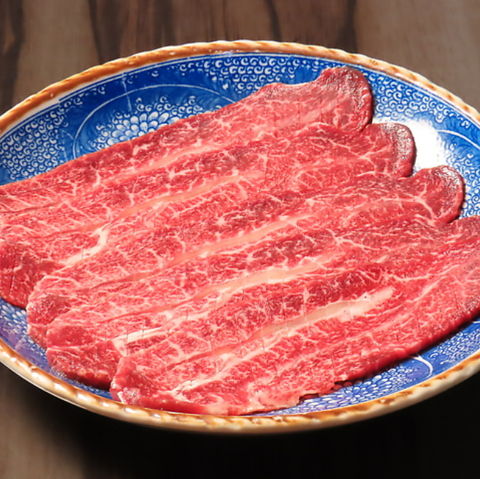 開放感のあるビル屋外のテラス席★琥珀のお肉を飲み放題付きでご堪能あれ！