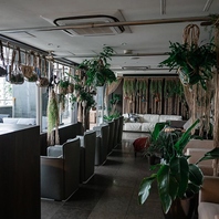 店内・テラスのあらゆる場所に置かれた観葉植物