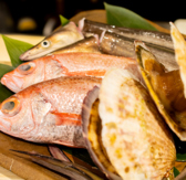 毎日市場から届く天然物。旬の美味しさをお造りや煮魚で堪能！『旬の鮮魚料理』