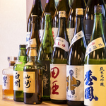 日本酒やウイスキーなど種類豊富にお酒を取り揃えております。2hの飲み放題付きコースもございます。