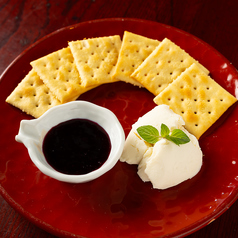 蔵王クリームチーズ ～ブルーベリーソース・クラッカー添え～