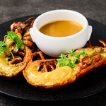 俺のシリーズ代表料理。高級食材「オマール海老の丸ごとロースト」はシンプルながら深い味わいに。