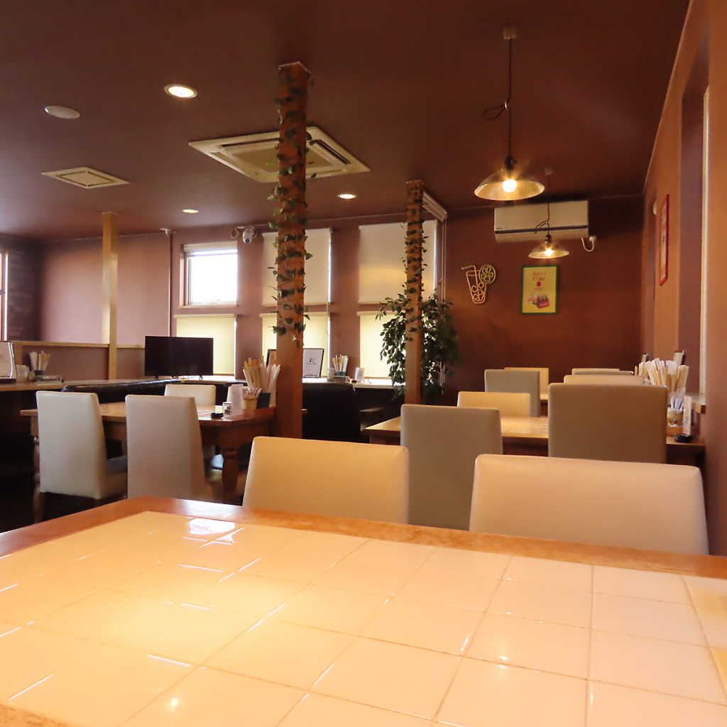 2階はゆったりした空間で、落ち着いた大人のディナーにおすすめ