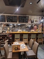 温かみのある照明が心地よい店内には、広々とリラックスしてお寛ぎいただけるテーブル席をご用意しております。親しいご友人との賑やかなランチや、大切な方とゆっくり過ごすディナーなど、様々なシーンに最適なお席です◎ボリューム満点なシェアメニューを、仲間みんなでワイワイと分け合いながら楽しむのにもぴったりです