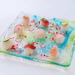 新名物。宝石手まり寿司。琉球ガラスのお皿に宝石な様なお寿司がちりばめられます。