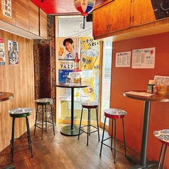 立ち飲みスペース2卓、椅子もご用意しております。サク飲み・サク飯大歓迎！しっぽりお仕事帰りにふらっと立ち寄りもOK！ぜひお気軽にお立ち寄りください。