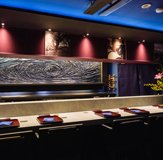 当店の特等席は、なんといってもカウンターです。こだわりの旬食材をお客様の目の前で職人が調理するそのライブ感は圧倒的。シェフとの会話を楽しみながら、より充実した上質な時間をお過ごしいただけます。もちろん、感染症対策にもしっかり取り組んでおります。デートや接待に、またお一人様でもお気軽にご来店ください。