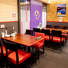 店内には、ゆったりとお食事と会話をお楽しみいただけるテーブル席を完備しております◎6名様掛けのお席を1席用意しており、気の置けないお仲間や少人数でのお集まりに最適な空間です♪ご友人との飲み会などにおすすめのお席となっておりますので、皆様で囲む美味しいお料理とともに、和やかな時間をお過ごしください!