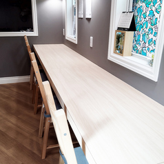 カウンター席が4席ございます。テーブルは奥行きがありゆったりお過ごしいただけます。There are four counter seats. The tables are deep, so you can relax comfortably.