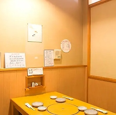 【個室掘りごたつ｜2～4名様】周囲を気にせず足を伸ばして寛げる4名様用の掘りごたつ個室をご用意しております。プライベートな空間は、お仲間内での普段使いから特別なお食事まで幅広くおすすめです。お子様連れのお客様へは周囲の分煙配慮を徹底しておりますので、ご家族での団らんにも安心してご利用いただけます。