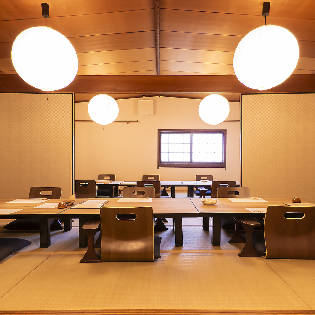 木の温もりを感じる落ち着いた雰囲気の店内。貸切利用も可能ですので大人数のご宴会におすすめです。