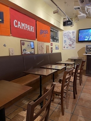 テーブルＡ席はベンチシートもあり、ゆったりとくつろいでいただけます。