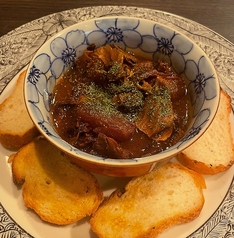 牛すじの味噌煮込み×炭火バゲット