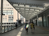 北口(新幹線広場)に出たら右折して、シェラトンホテルの方へ進んでください。