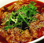 唐辛子や花椒などの香辛料がきいてピリ辛！お酒が進む♪牛肉の四川風煮込み 1180円(税抜)