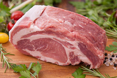 ＜長崎SPF豚 芳寿豚＞は広々とした自然豊かで衛生的な農場で、愛情を込めて大切に育てられている芳寿豚。病気知らずの豚ということで「日本で一番幸せな豚」と呼ばれています。肉に弾力があり、ジューシーで柔らかく、もちもちとした食感の肉質です！