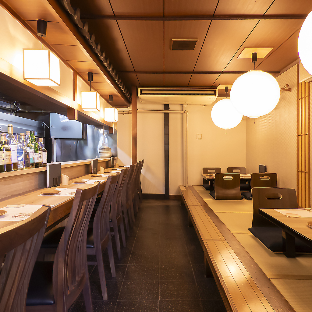 少人数でも利用できるカウンターやテーブル席がございます。ご来店人数に合わせてご案内いたします。