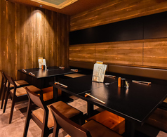 シックな雰囲気の接続可能なテーブル席