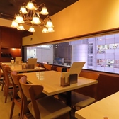 ＊映えと韓国グルメのいいとこ取り＊ネオンやライトが映える韓国レトロな空間は、どこを切り取っても写真映え抜群。女子会・デート・推し活にも使いやすい雰囲気が魅力です。料理だけでなく空間そのものを楽しめる、渋谷らしい“今っぽい”店内デザインが人気の理由。