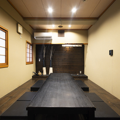 １部屋限定の３階人気ＶＩＰ個室！個室なのでプライベート空間利用が出来ます☆接待などのビジネスシーンに最適の空間です。【おかげ家梅田店 /梅田居酒屋 /大阪グルメ /梅田グルメ /大阪居酒屋 /炭火焼き /焼き鳥好き /もつ鍋 /肉スタグラム /炭火ダイニング /飲み放題 /ビール好き /女子会グルメ /宴会会場】