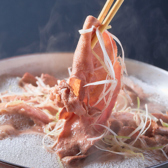 当店名物のしゃぶしゃぶは、+200円で2つの味が同時に楽しめる「2層鍋」への変更も大歓迎!昆布かつお出汁や旨辛チゲ出汁、薬膳火鍋など、お好みのスープでお肉と新鮮野菜をたっぷり味わえます。最後まで飽きずに食べられるので女子会や合コンにも大好評♪武蔵小杉の駅近個室居酒屋で大満足のひとときをどうぞ!