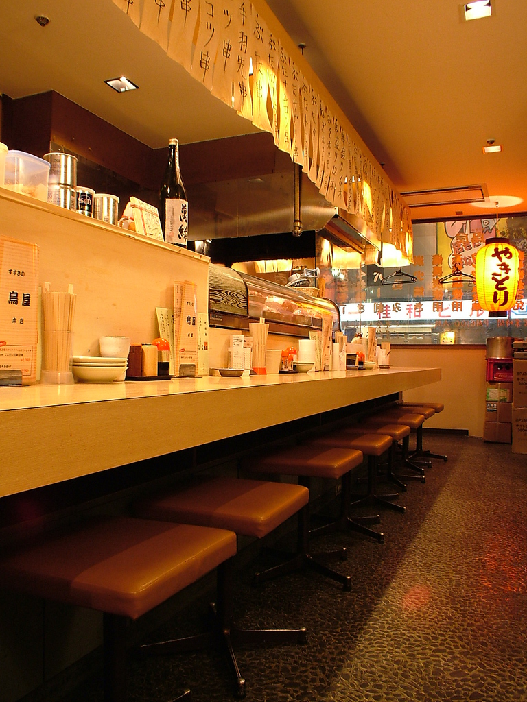 美しい木目のカウンター。気持ちよく食事を楽しんでいただくために、材質にこだわった上質な木を使用