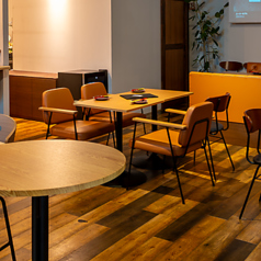 当店には、2～4席のテーブルが1つご用意しております。リラックスした雰囲気の中で、ドリンク片手に楽しい時間を過ごせます。少人数でのちょっとした女子会や友人との集まりにも最適です。美味しい料理と共に、素敵なひとときをお楽しみください。心地よい空間で、会話を楽しみながら特別な時間をお過ごしください。