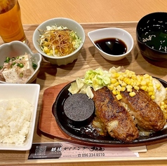 【ハンバーグ定食】※画像は「手ごねあか牛ハンバーグ300g定食」になります。