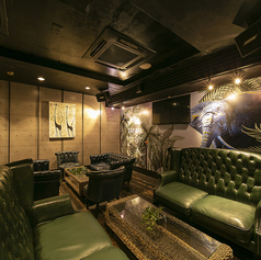 【20名様まで/ソファー完全個室】最大20名様でご利用いただける、少し広めのプライベート空間。ご希望の際は、小さなお子様連れでも安心のキッズスペース設置もOK♪周りを気にすることなくのんびりとお過ごしいただけます。また、仕切りを入れれば半個室として3組様までご案内可能。会社宴会にもぴったりです！