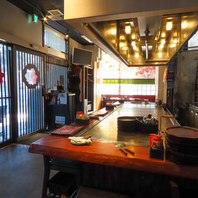 臨場感あふれる特等席！一枚板の鉄板カウンターをご用意