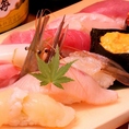 「ハイ！お待ちッ」握りたてのお寿司も堪能出来ちゃう☆新鮮魚介を豊富に取り揃えております！おまかせ寿司も可能ですので、その日の一番いいネタを見極めて握って提供いたします☆コスパ抜群の海鮮をお楽しみください♪