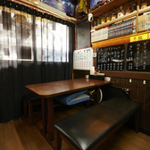 【コンセント完備◎長居も歓迎です！】テーブル席にはコンセントがございますので、充電器をお持ちいただければ携帯電話の充電も可能です。気軽にご利用ください。