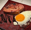 料理メニュー写真&nbsp;厚切りベーコンステーキ目玉焼きバルサミコクリーム