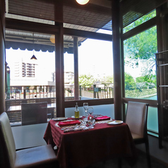 2人用のテーブルをご用意しております。広めのテーブルなので、ゆったりとお寛ぎいただけます。