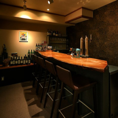 2階には、バーカウンターを併設した特別なカウンター席が5席ございます。プライベートな空間でゆったりと、お食事から食後まで贅沢な時間をお過ごしいただけます♪