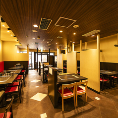 【大規模な宴会用の貸切空間】50～60名様で利用可能な貸切大規模な宴会に最適な広々とした空間で楽しめます