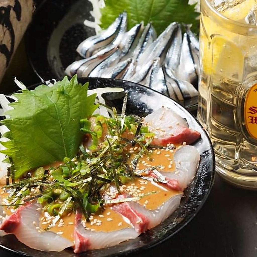 博多名物の胡麻カンパチ！当店おすすめ！新鮮なカンパチの刺身に自家製の胡麻ダレが食欲をそそります