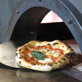 石窯で焼くピザはモッチリして美味しい！