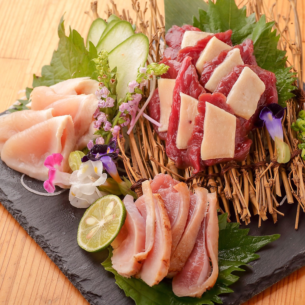 大人気！馬刺しと地鶏盛り合わせ