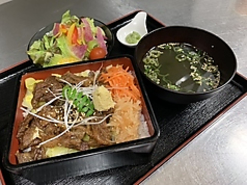 厳選した特別な牛すじ肉をじっくり煮込んだ柔らかい食感がやみつきに！プレミアムやわらか牛すじ重★